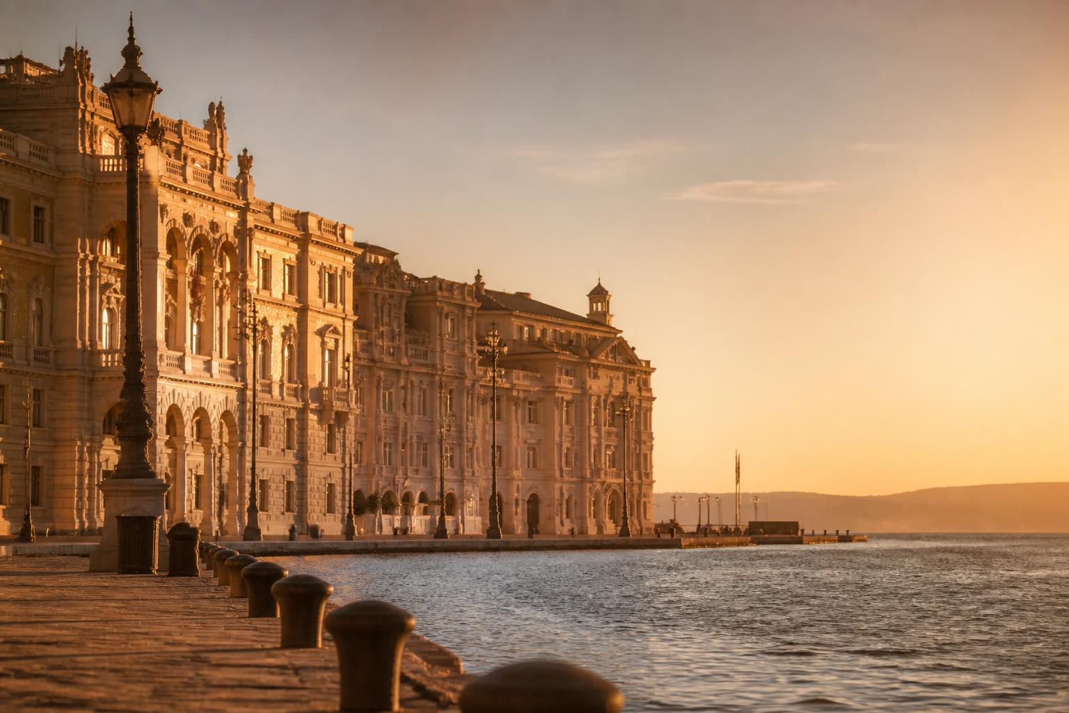 Piazza Unità d'Italia a Trieste al tramonto, architettura nobiliare sul mare